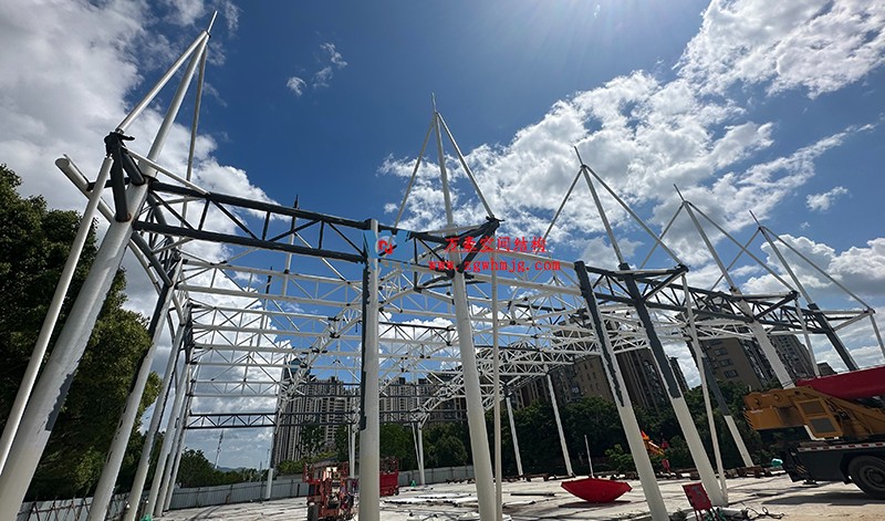 “邊角料”變“金角銀邊”|溫州惠民路西側綠地球場鋼膜結構工程最新施工進度 “邊角料”變“金角銀邊”|溫州惠民路西側綠地球場鋼膜結構工程最新施工進度