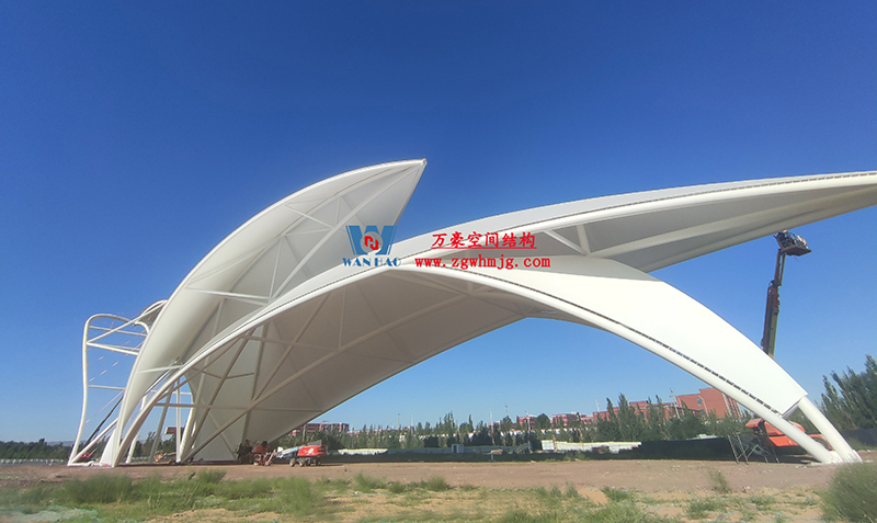 陜西定邊馬蓮灘沙漠公園鋼膜結構工程“奮力快跑”,工程“進度條”刷新了! 陜西定邊馬蓮灘沙漠公園鋼膜結構工程“奮力快跑”,工程“進度條”刷新了!