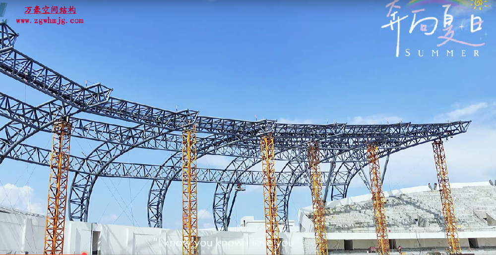 復雜異形空間鋼結構正在火熱施工中