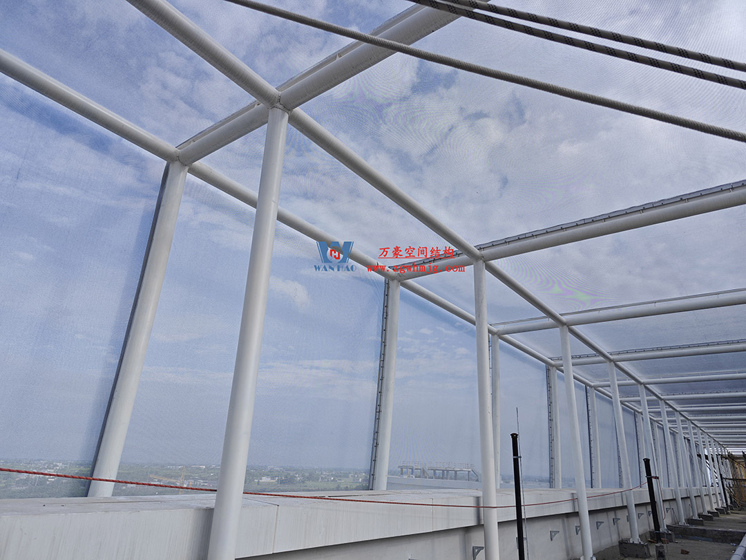 聚焦工程高質(zhì)量建設，這個網(wǎng)格織物幕墻正在施工安裝中