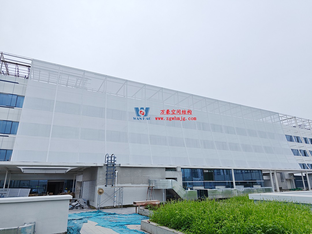 聚焦工程高質(zhì)量建設，這個網(wǎng)格織物幕墻正在施工安裝中