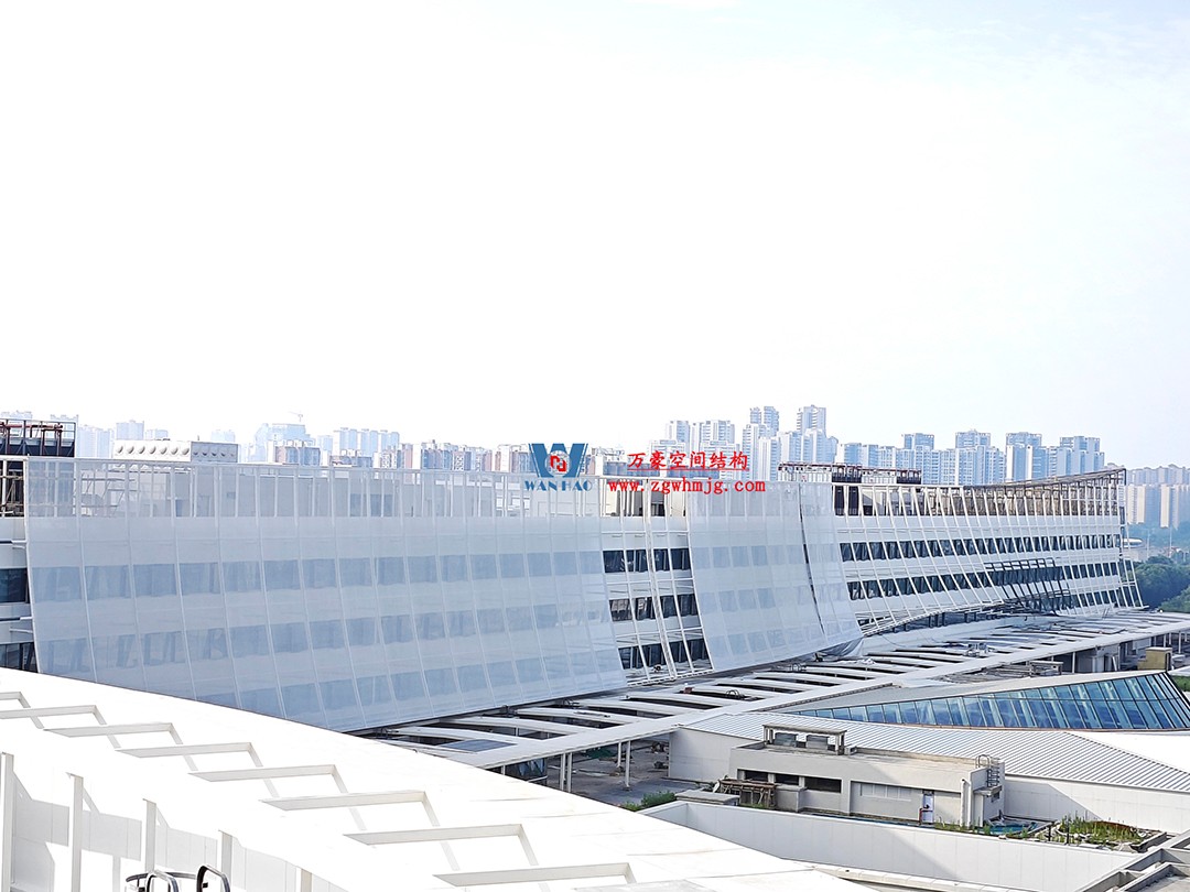 聚焦工程高質(zhì)量建設，這個網(wǎng)格織物幕墻正在施工安裝中