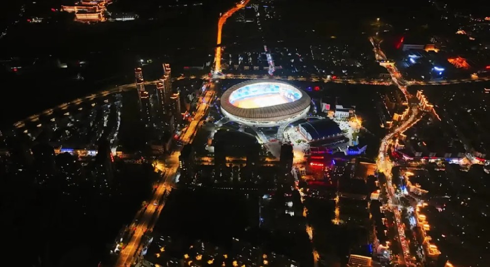 平陽體育中心群星演唱會！超萬人圍觀，現(xiàn)場火爆High唱！