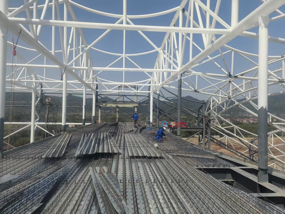 馭風(fēng)逐沙，織就賽道美學(xué)——比亞迪紹興嵊州賽車場(chǎng)干拔沙坡觀景平臺(tái)鋼膜結(jié)構(gòu)