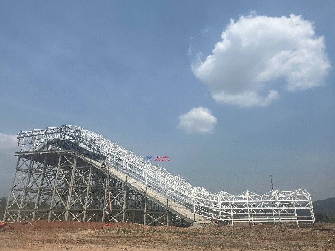 馭風(fēng)逐沙，織就賽道美學(xué)——比亞迪紹興嵊州賽車場(chǎng)干拔沙坡觀景平臺(tái)鋼膜結(jié)構(gòu)