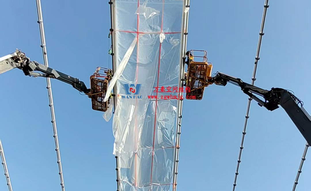 無錫奧體中心體育場ETFE膜首吊成功，太湖畔將閃耀“生態之光”