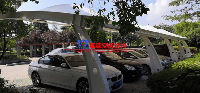 膜結構停車棚