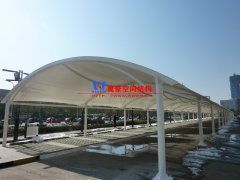 膜結構車棚防震性能如何？膜結構車棚能扛得住地震嗎？