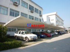 膜結(jié)構(gòu)車棚膜材加工時(shí)需要注意什么？膜結(jié)構(gòu)車棚篷布裁剪時(shí)要點(diǎn)分析