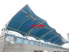 膜結(jié)構(gòu)看臺(tái)有哪些優(yōu)點(diǎn)？體育場(chǎng)膜結(jié)構(gòu)看臺(tái)設(shè)計(jì)施工注意事項(xiàng)有哪些？