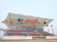 什么是膜結(jié)構(gòu)體育看臺？膜結(jié)構(gòu)體育看臺性能特點(diǎn)及應(yīng)用領(lǐng)域是什么？