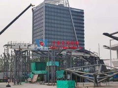 滬通鐵路張家港站地方配套工程站前西側旅客集散區蝴蝶造型天幕工程左大翅膀吊裝完成